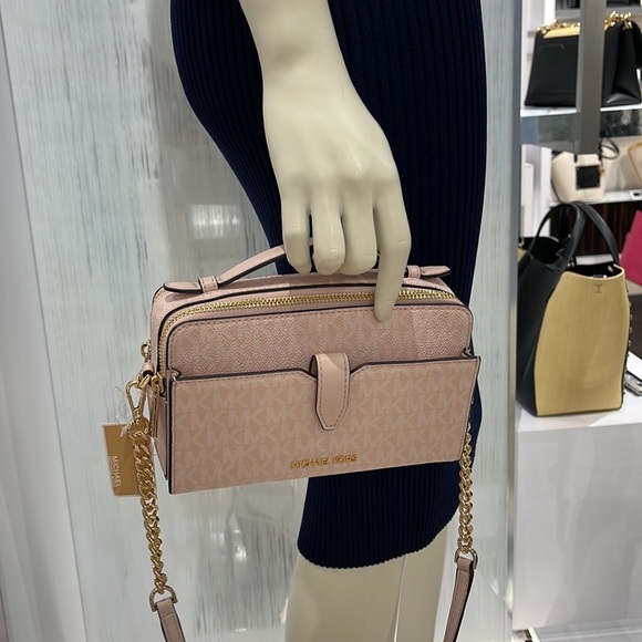 Michael Kors Women Medium Double Zip Phone Crossbody
Light Powder Blush … - Picture 7 of 16